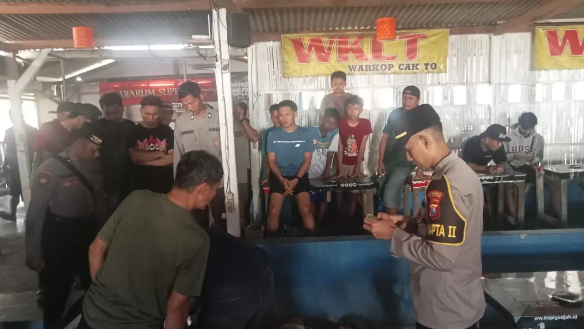 Petugas mengevakuasi korban yang meninggal dunia secara mendadak di sebuah warung kopi.(POLSEK CAMPURDARAT)