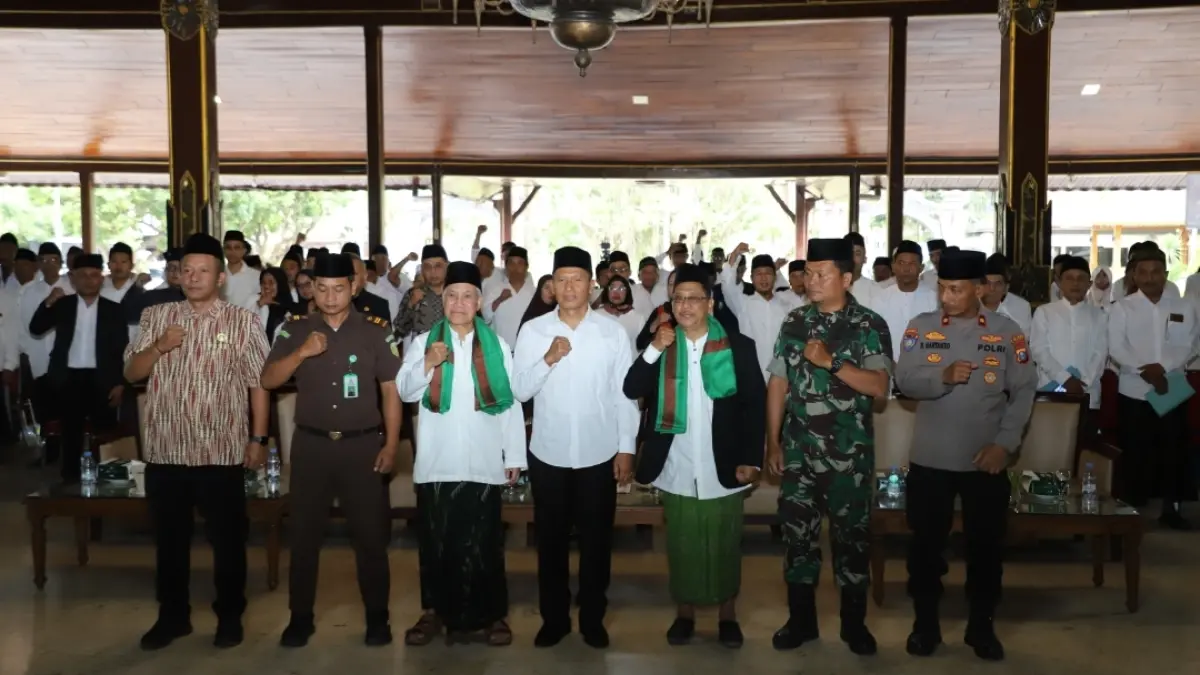 Plt Bupati Tulungagung Ahmad Baharudin berfoto bersama usai melantik pengurus For Santri Kabupaten Tulungagung di Pendopo Kongas Arum Kusumaningbangsa, Kamis (23/7). (PROKOPIM)