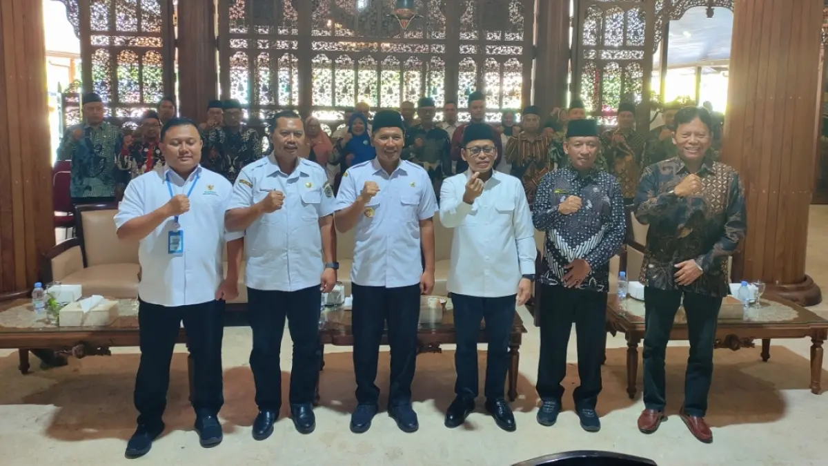 Plt Bupati Tulungagung Ahmad Baharudin menghadiri verifikasi seleksi pimpinan BAZNAS di Pendopo Kongas Arum Kusumaningbangsa, Rabu (22/7). (SANDY YUWANA/RADAR TULUNGAGUNG)