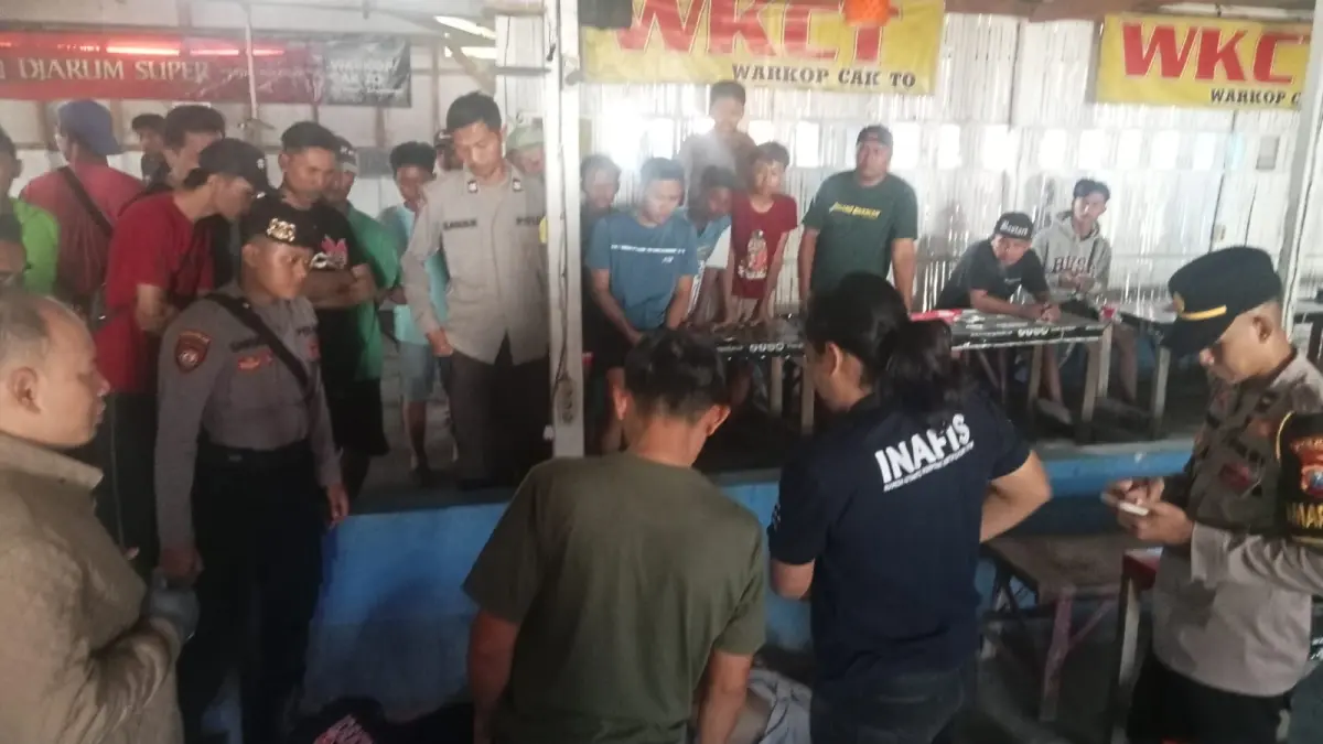 Polisi mengevakuasi jasad pria 26 tahun yang meninggal saat ngopi di sebuah warkop di Desa Bono, Kecamatan Boyolangu pada Rabu (22/7). (POLSEK BOYOLANGU)