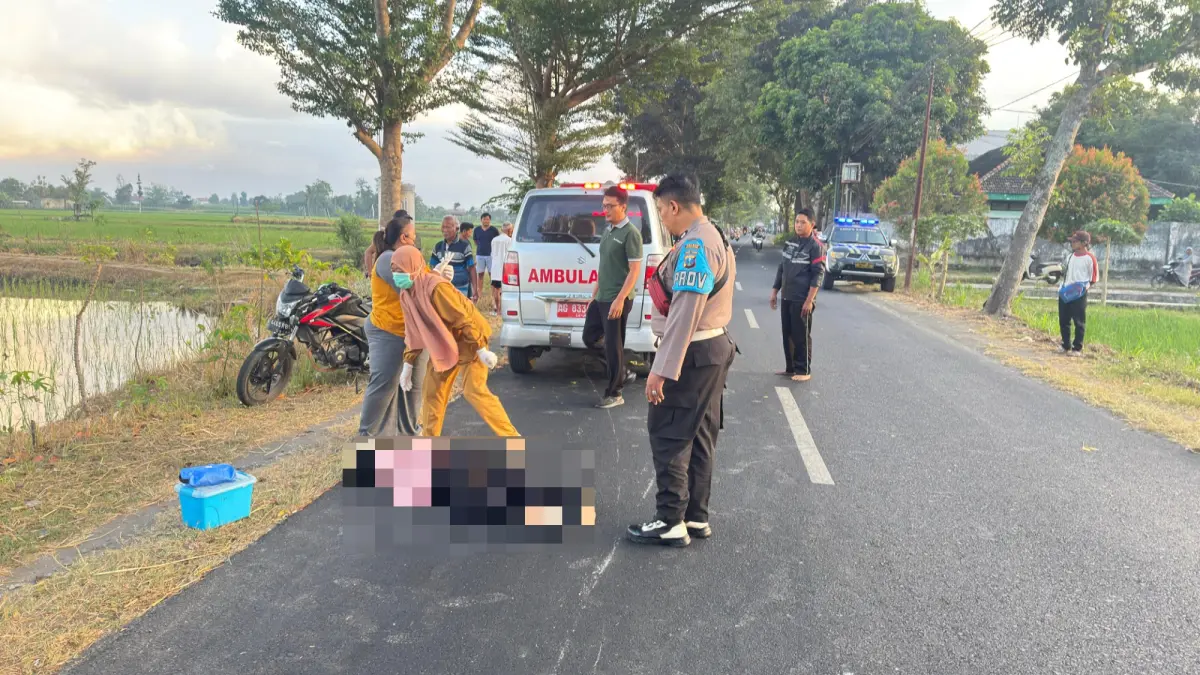 Tim medis mengevakuasi korban kecelakaan lalu lintas di Desa Wonorejo, Kecamatan Sumbergempol pada Kamis pagi (23/7). (POLSEK SUMBERGEMPOL) 