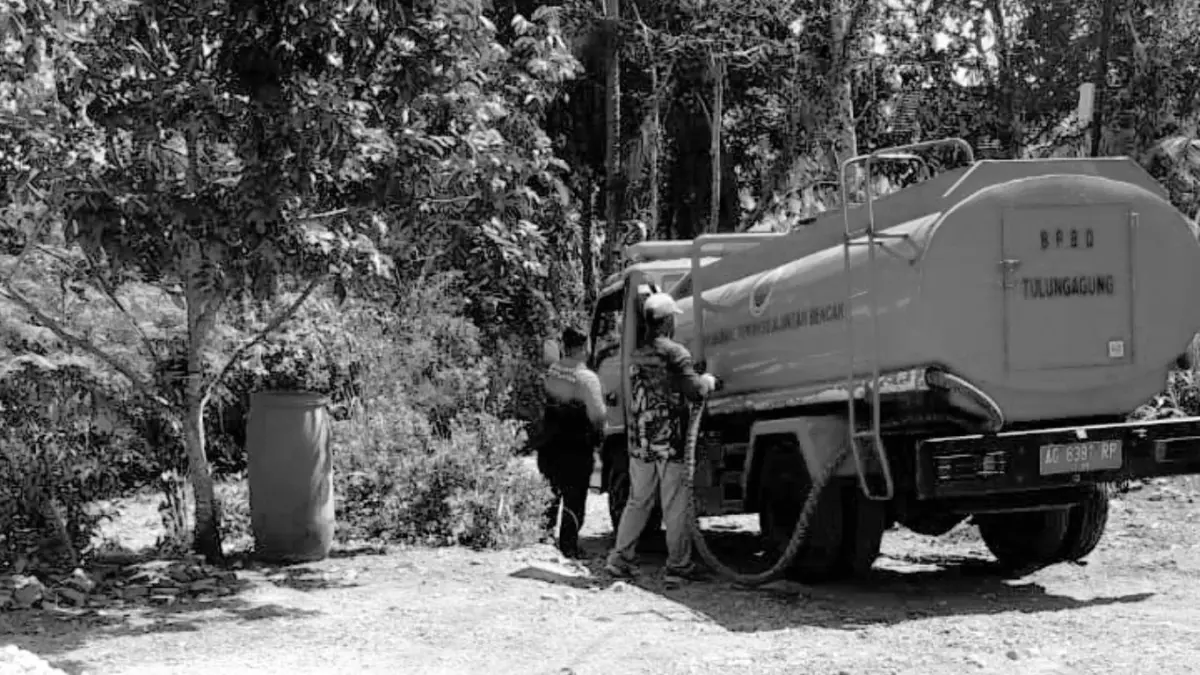 Truk tangki pengakut bantuan air bersih diterjunkan ke Desa Kalidawe, Kecamatan Pucanglaban.(ENDRI UNTUK RADAR TULUNGAGUNG)