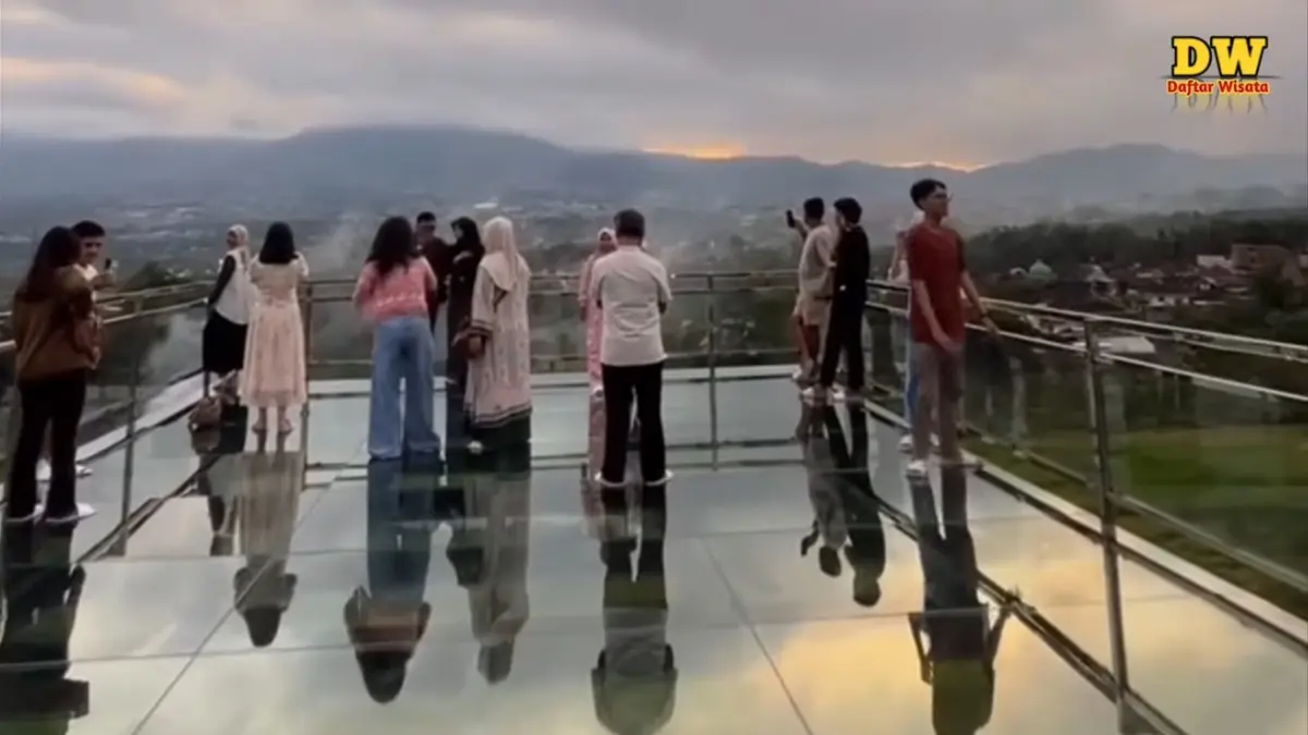 13 wisata terbaru di Malang yang lagi hits menawarkan panorama alam, taman bunga, waterpark, spot healing, hingga wahana seru untuk liburan keluarga.
