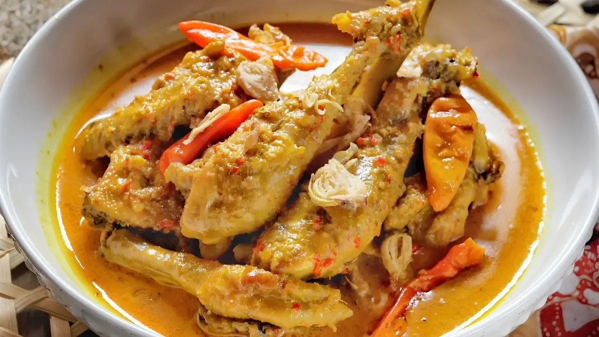 Cara memasak ayam lodho khas Tulungagung agar gurih, empuk, dan kuah santannya tidak pecah. Simak panduan lengkap beserta tips memasaknya. (Pinterest)