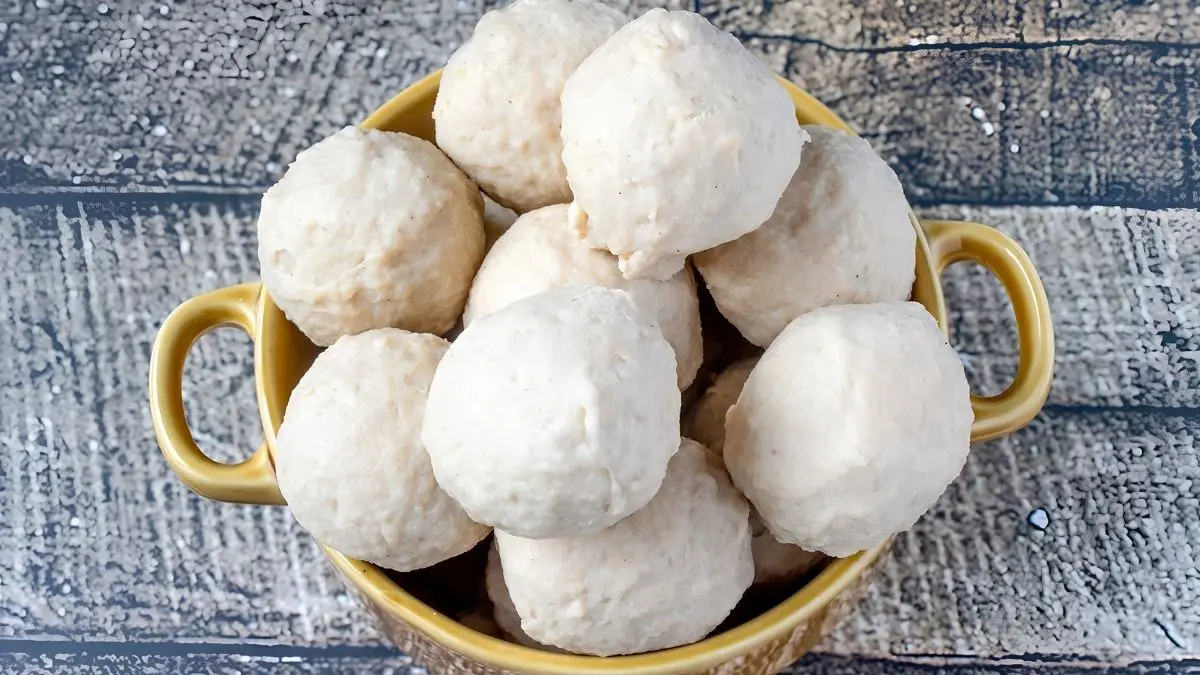 Cara membuat bakso ayam keju ala Chef Devina Hermawan lengkap dengan isian keju lumer, minyak ayam bawang, dan kuah kaldu yang gurih.  (Pinterest)
