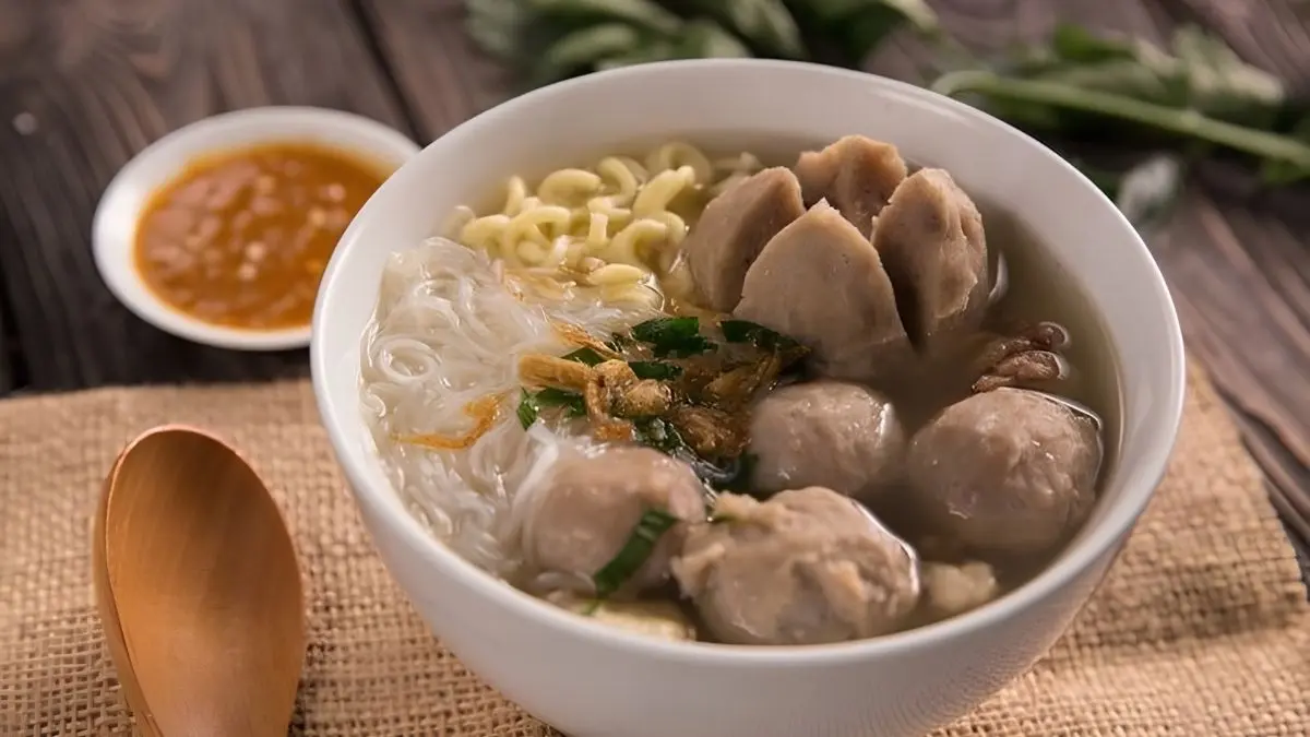 Cara membuat bakso ayam komplit untuk ide jualan porsi Rp7.000 lengkap dengan resep bakso, tahu bakso, siomay, pangsit goreng, dan kuah kaldu. (Pinterest)