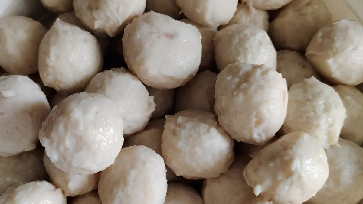 Cara membuat bakso ayam super kenyal dengan bahan sederhana. Simak tahapan mulai dari menghaluskan adonan, mencetak, merebus hingga penyimpanan. (Pinterest)