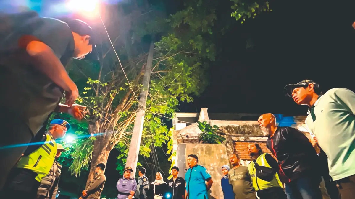 Kabid Sarpras Dishub Tulungagung Mahendra Sulistiawan memberikan edukasi kepada juru parkir di sekitar Jalan Ahmad Yani Barat pada Rabu (22/7/2026) malam.(DR PERDANA/RADAR TULUNGAGUNG)