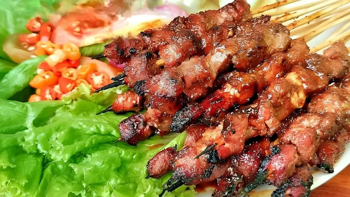 Kuliner Tulungagung memiliki beragam makanan khas, mulai Ayam Lodho, Sompil, Punten Pecel, Nasi Patik, hingga Sate Kambing yang wajib dicoba. (Pinterest)