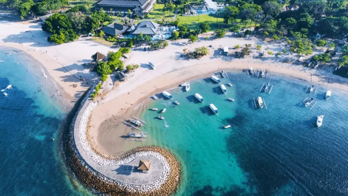 Pantai Bali Terbaru 2026 menghadirkan 10 destinasi populer mulai Pantai Bingin, Melasti, Amed hingga Seminyak lengkap dengan harga tiket dan aktivitas.