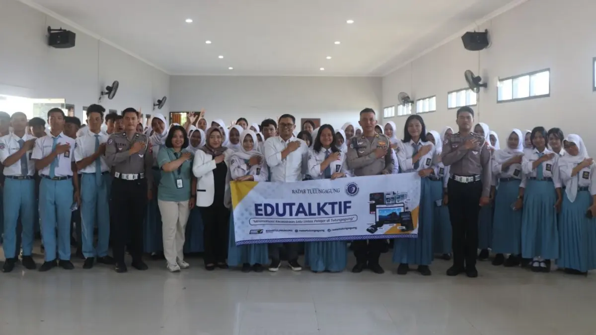 Semangat menumbuhkan budaya tertib berlalu lintas bersama Satlantas Polres Tulungagung di SMA Negeri 1 Kauman, Senin (20/7).(DEVRAT/RATU)