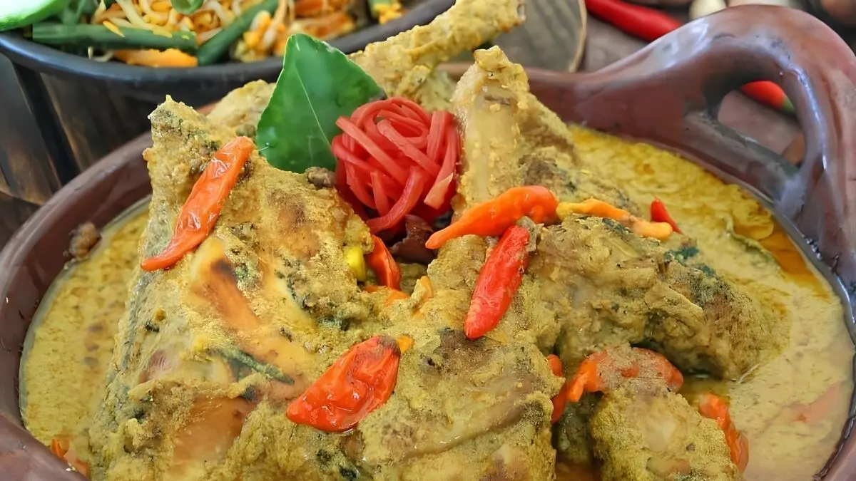 Simak cara memasak ayam lodho khas Tulungagung yang empuk dan gurih ala Dapur Cantik Channel. Lengkap dengan bumbu marinasi dan tips santan kental! (Pinterest)
