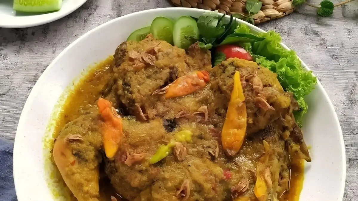 Simak panduan lengkap cara memasak ayam lodho khas Jawa Timur dari kanal YouTube Ririn Jaelani. Daging empuk, bumbu meresap, dan gurih maksimal! (Pinterest)