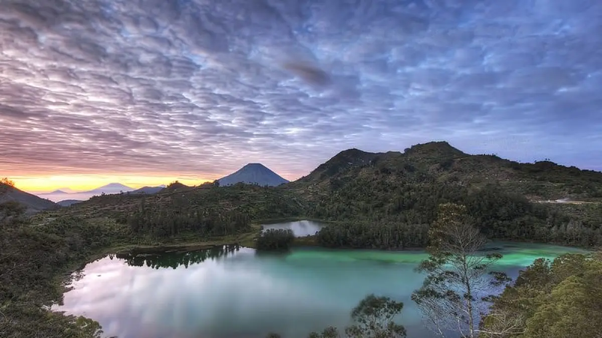Tempat Wisata Dieng 2026 menawarkan 11 destinasi viral lengkap dengan harga tiket, mulai Bukit Sikunir, Kawah Sikidang hingga Festival Balon Udara.