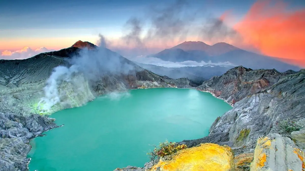 Tempat wisata Jawa Timur menawarkan 10 destinasi populer seperti Gunung Bromo, Tumpak Sewu, Kawah Ijen hingga Pantai Klayar lengkap harga tiket masuk.
