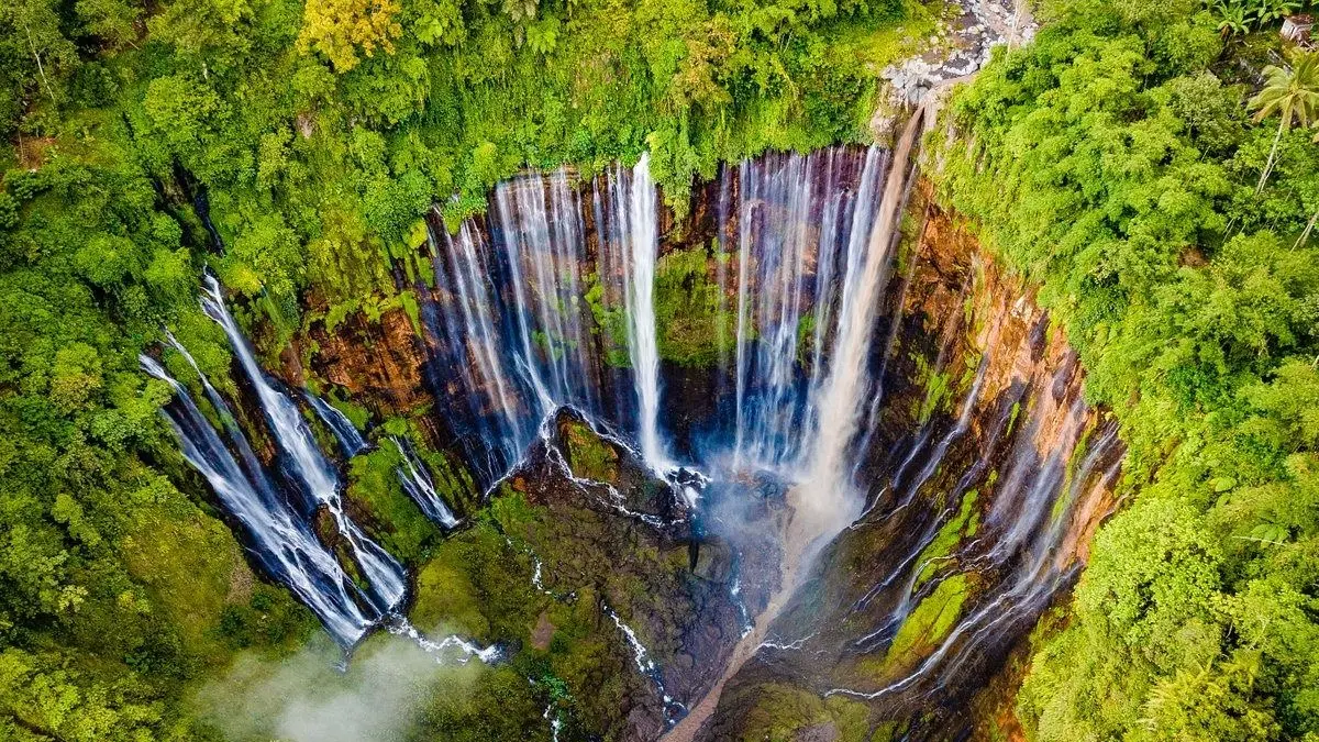 Tempat wisata Jawa Timur menghadirkan 10 destinasi favorit, mulai Air Terjun Tumpak Sewu, Gunung Bromo hingga Pantai Klayar lengkap harga tiket masuk.
