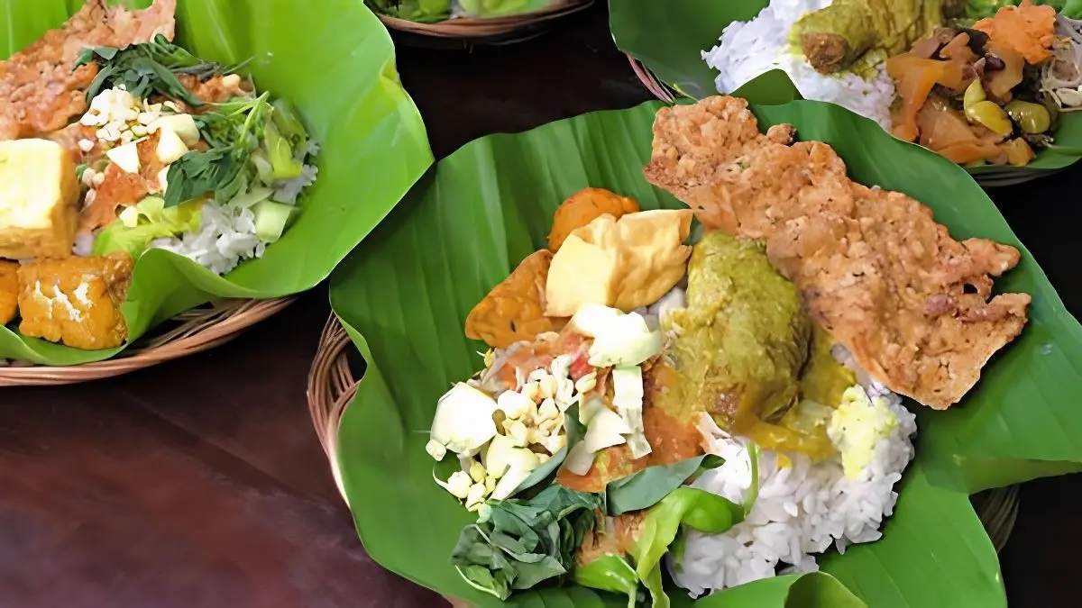 Wisata kuliner Tulungagung seharian, mencicipi nasi pecel, nasi lodho, sate kambing, tahu bumbu, hingga nasi patik lengkap dengan harga dan ulasannya. (Pinterest)