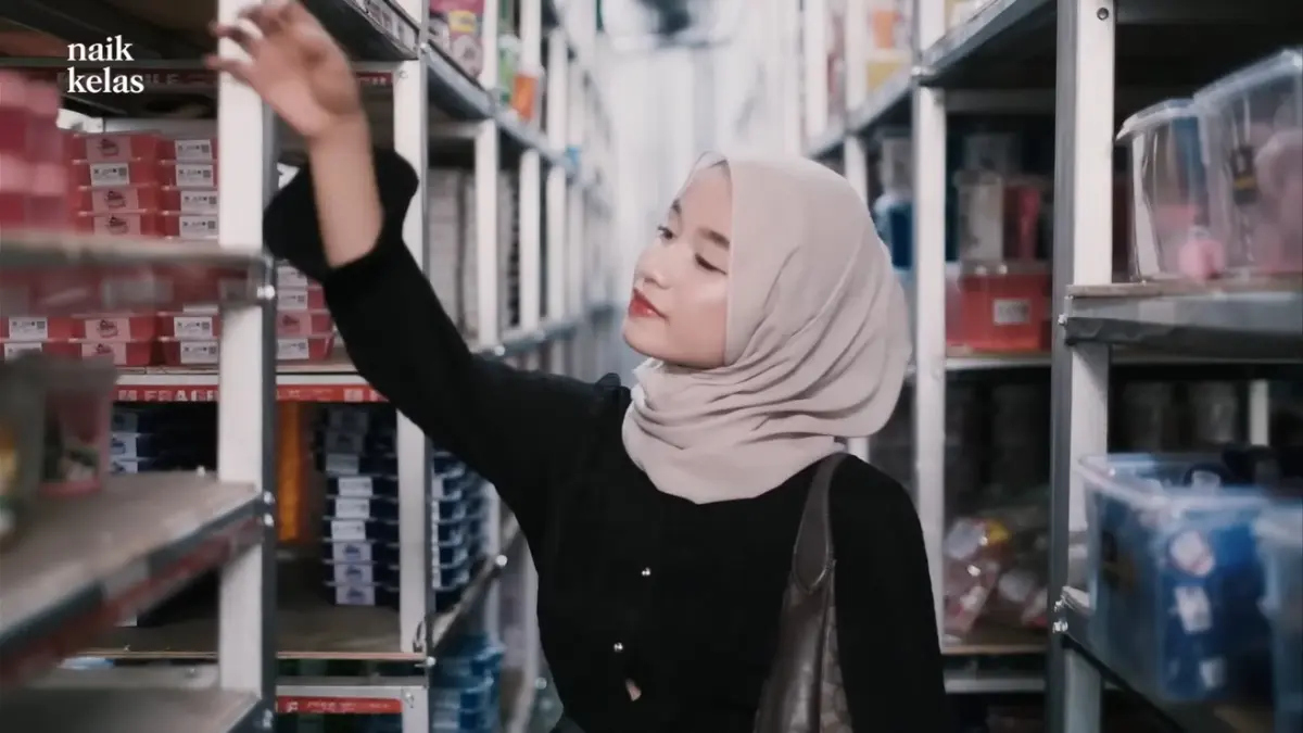 Bisnis slime Alea Carolina berkembang dari modal Rp300 ribu menjadi usaha beromzet ratusan juta per bulan dengan sekitar 80 karyawan.