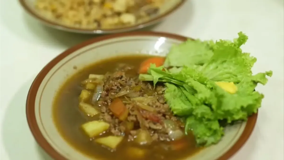 Kuliner legendaris Solo menawarkan Bestik Pakdarmo, sate buntel, nasi liwet, tahu kupat hingga wedangan yang wajib dicoba saat berkunjung.