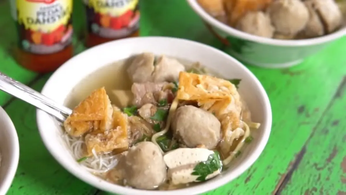Kuliner Solo menghadirkan 10 tempat makan legendaris, mulai Bestik Pakdarmo, sate buntel, nasi liwet hingga wedangan yang wajib dicoba.