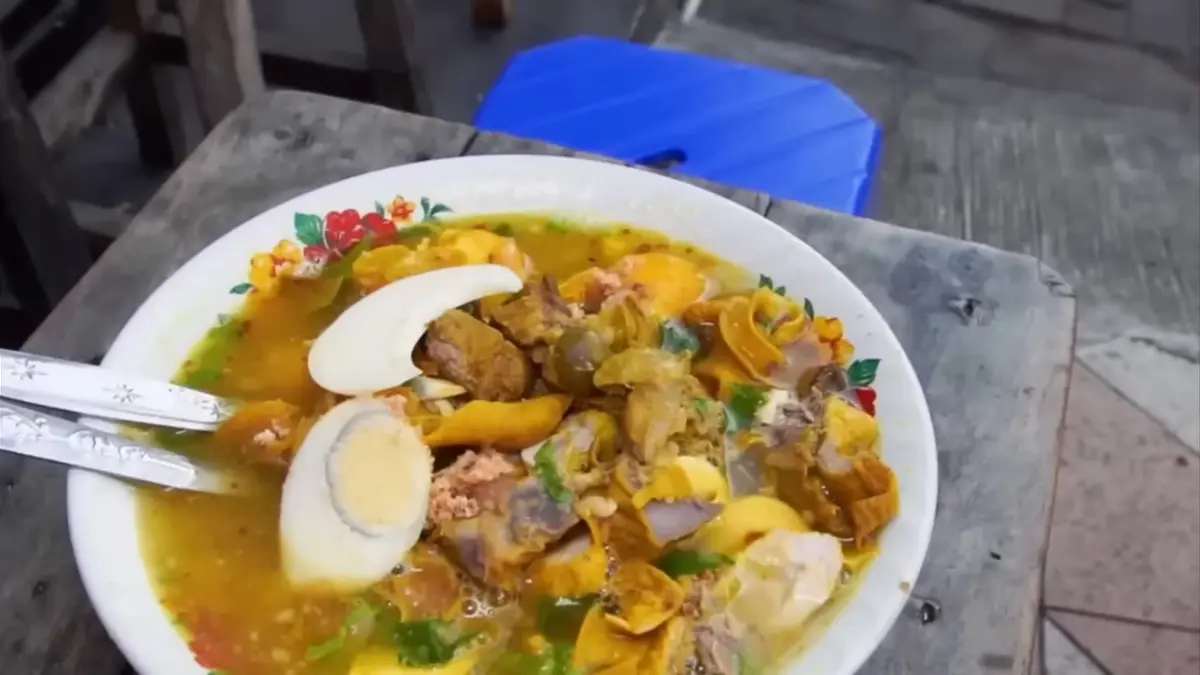 Kuliner Surabaya 2026 menghadirkan 10 rekomendasi tempat makan legendaris dan viral, mulai Bebek Wahid Hasyim hingga Sego Sambal Mak Yeye.