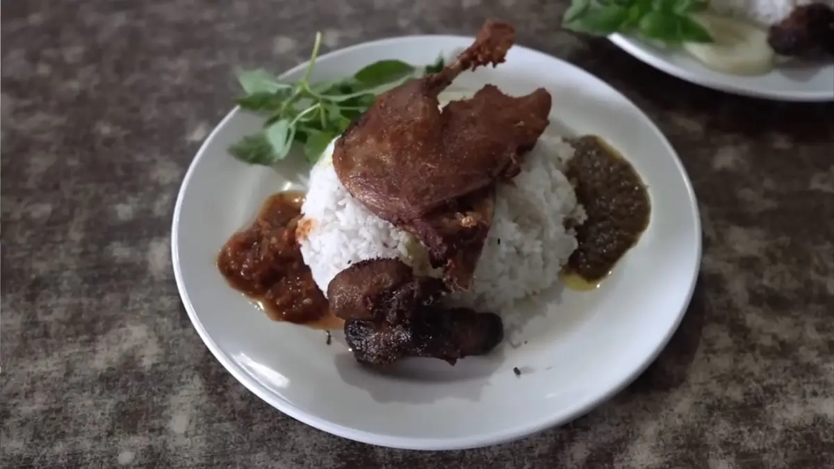 Kuliner Surabaya 2026 menghadirkan 10 tempat makan legendaris dan viral, mulai Bebek Wahid Hasyim, Soto Marmoyo hingga Sego Sambal Mak Yeye.