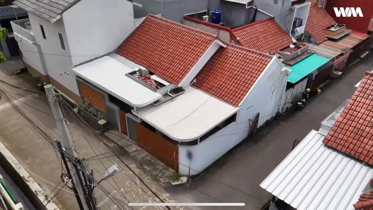 Renovasi rumah 100 m2 ini mengubah hunian lama menjadi rumah satu lantai bergaya white and wood dengan banyak storage dan biaya renovasi di atas Rp100 juta.