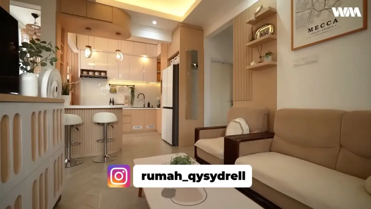 Renovasi rumah 100 m2 ini mengubah rumah lama menjadi hunian minimalis modern satu lantai dengan konsep white and wood dan storage melimpah.