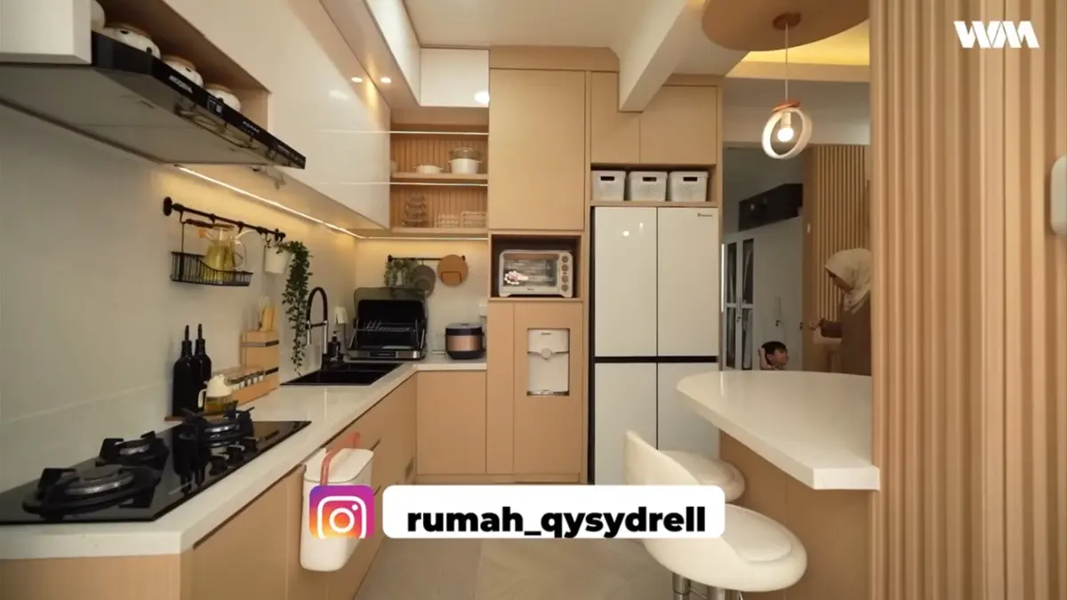 Renovasi rumah 100 m2 ini mengubah rumah lama menjadi hunian satu lantai bergaya white and wood dengan storage melimpah dan biaya renovasi lebih dari Rp100 juta.