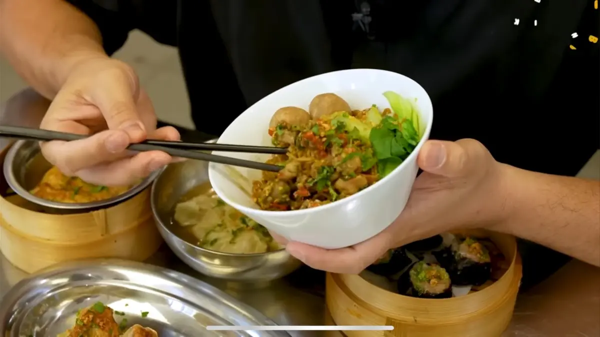 Tempat makan enak di Bandung wajib dicoba, mulai dari Bakmi Pila Rasa, Rahang Tuna Manado, Batagor Cihapit hingga wisata malam di Lembang.
