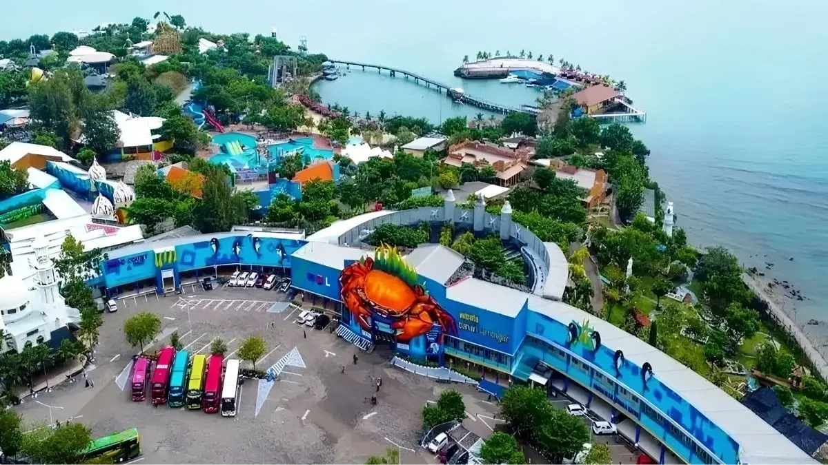 Wisata Bahari Lamongan memiliki 48 wahana seru, mulai dari Go-Kart, Bioskop 3D, waterpark, hingga area pantai yang menghadap Laut Jawa. (Google)