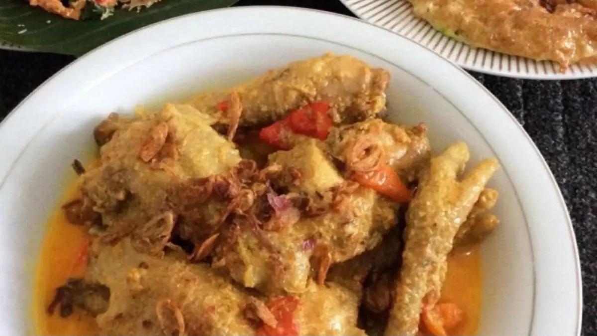 Ayam Lodo khas Jawa Timur dibuat dari ayam kampung yang dipanggang lalu dimasak bersama santan dan rempah hingga empuk serta gurih.