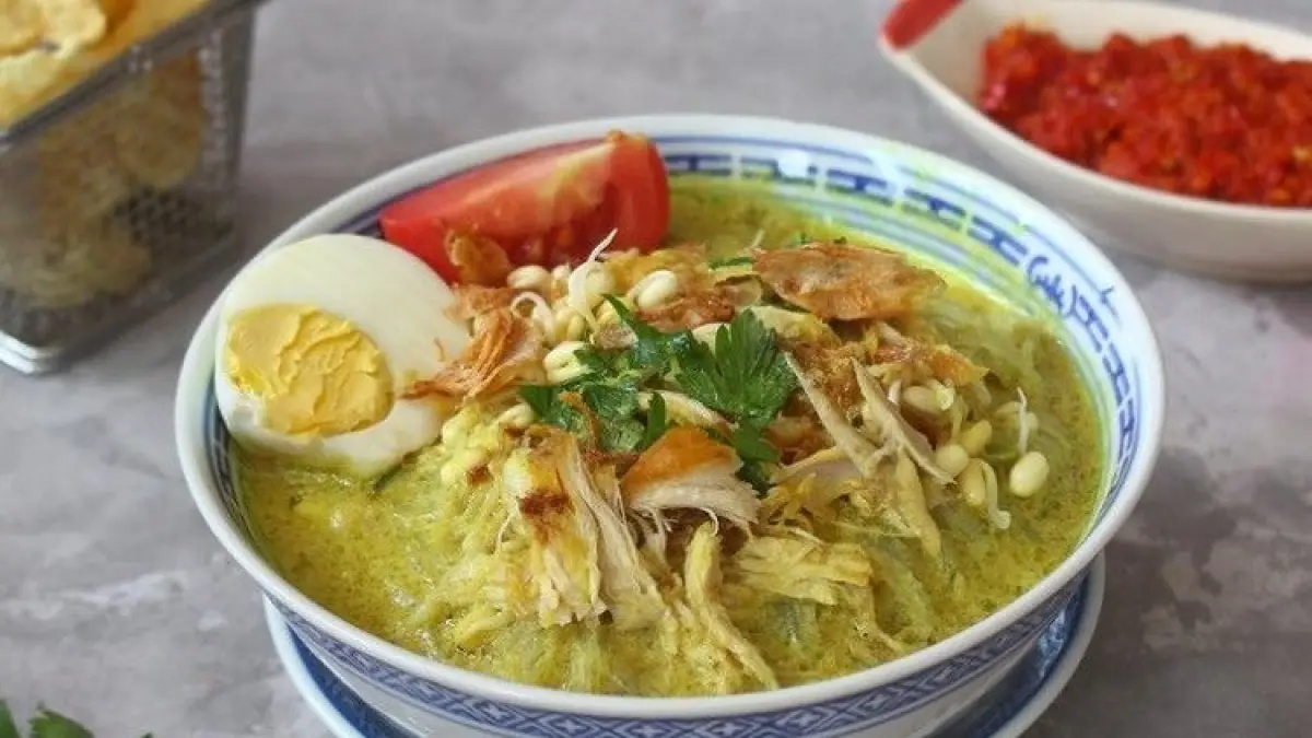 Cara membuat soto ayam Lamongan lengkap dengan koya khas, kuah gurih berempah, dan pelengkap yang membuat rasanya semakin nikmat.