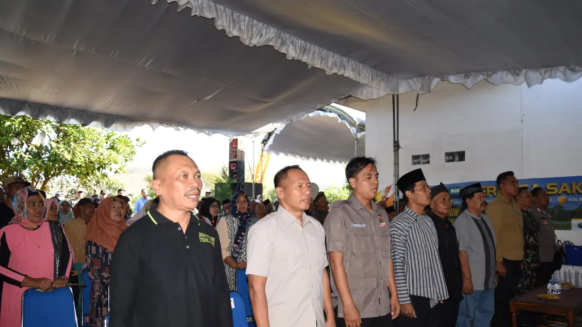 Kebersamaan Plt. Bupati Tulungagung, Forkopimcam, dan petani pada petik padi simbolis Sedekah Bumi Kalidawir, Sabtu (25/07) (PROKOPIM)