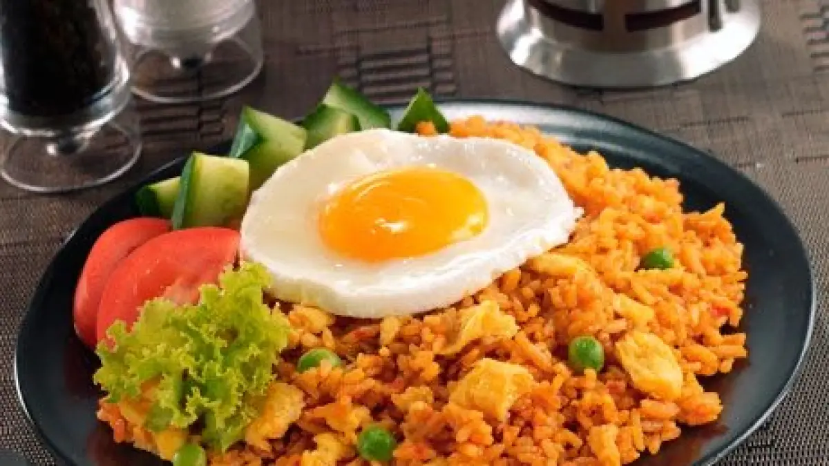 Nasi Goreng Gondrong Pluit ramai pembeli setiap malam. Nasi goreng tek-tek dengan aroma smoky, porsi pas, dan harga mulai Rp15.000 menjadi favorit.