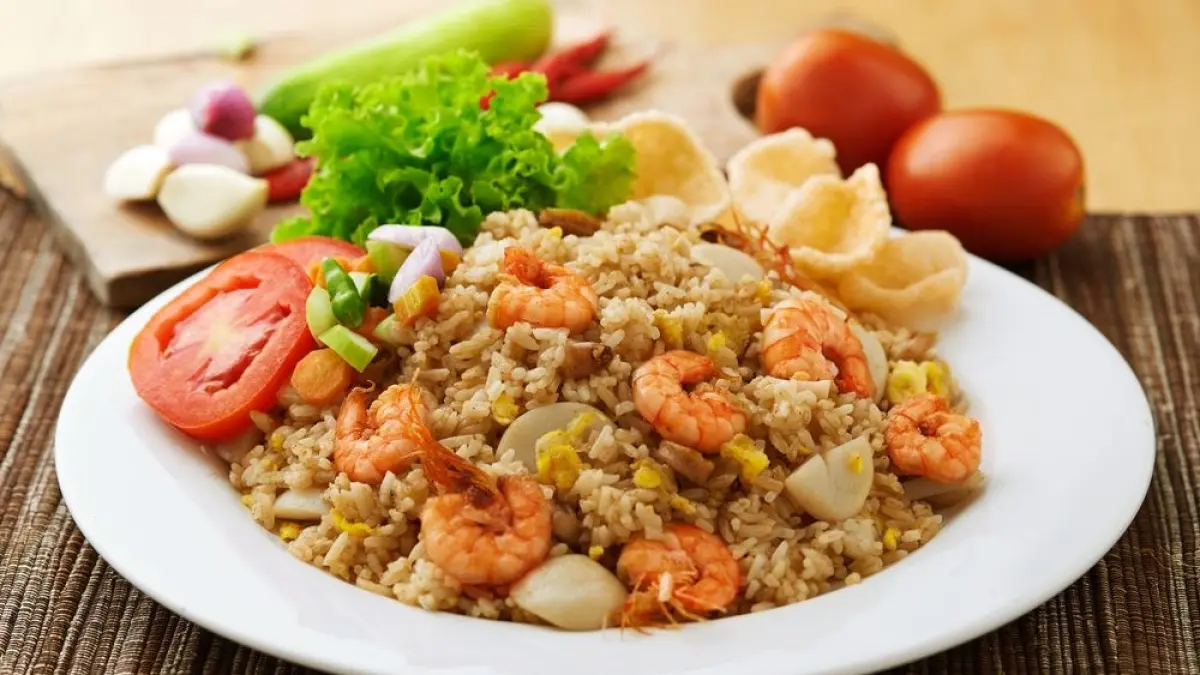 Nasi Goreng Gondrong Pluit selalu ramai pembeli. Nasi goreng tek-tek smoky dengan harga mulai Rp15.000 menjadi favorit pecinta kuliner Jakarta.