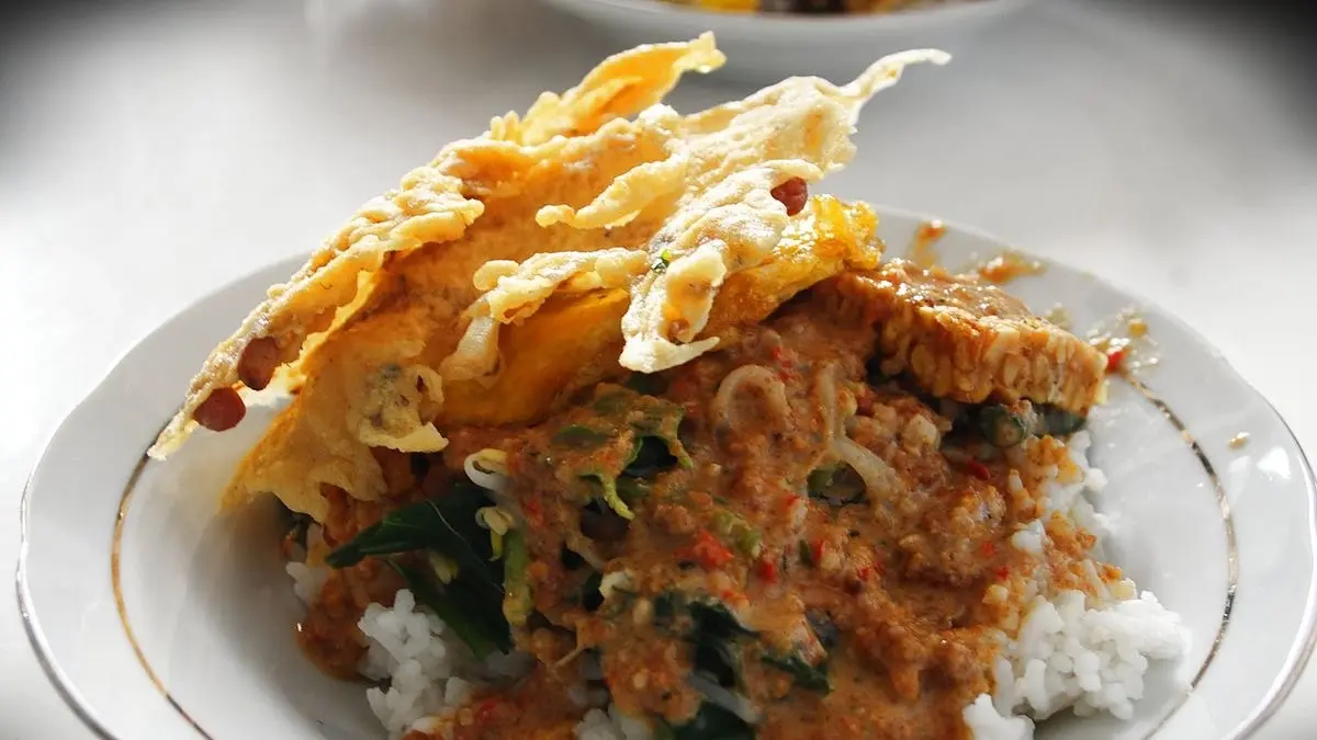 Nasi Pecel Lesehan Bu Tuti Tuban menawarkan aneka lauk seafood, usus, jeroan hingga sego punar dengan harga mulai Rp7.000.
