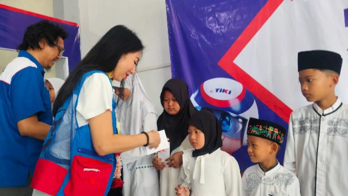 Pemberian santunan kepada anak yatim dalam agenda peresmian agen utama TIKI Tulungagung oleh Direktur Utama TIKI, Ibu Yulina Hastuti, beserta jajaran manajemen, Minggu (26/7/2026).(DHIYAH AYU/RATU)