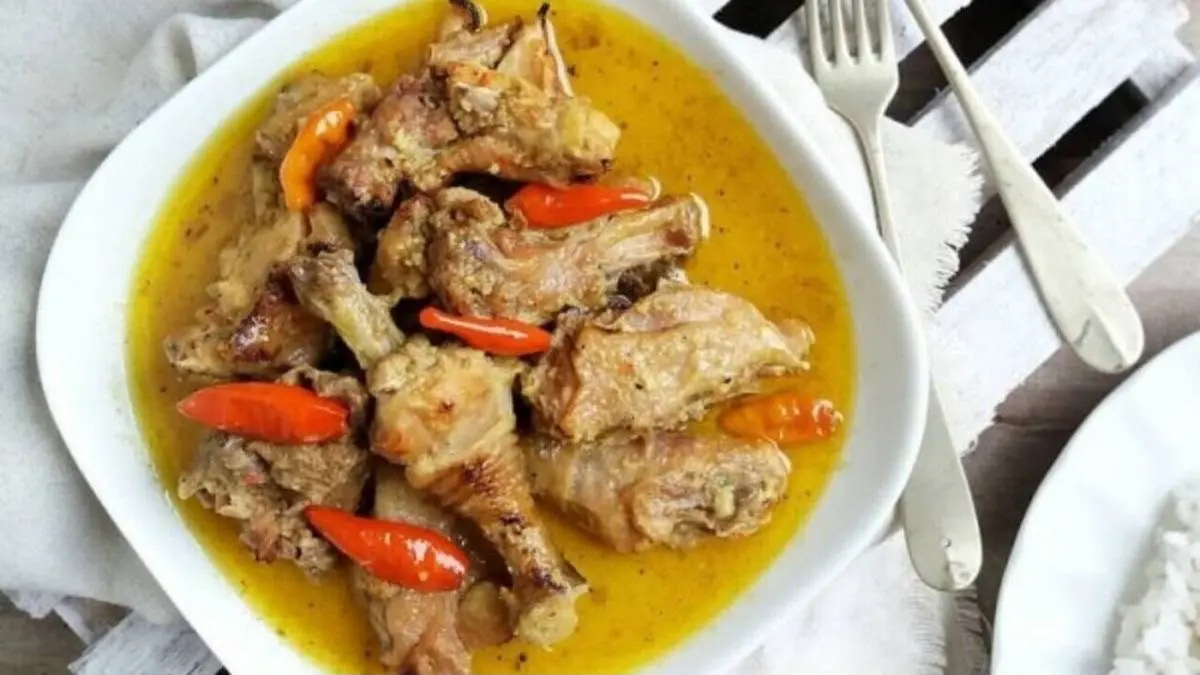 Resep ayam lodo khas Jawa Timur menggunakan ayam kampung panggang dengan kuah santan gurih, rempah lengkap, dan dimasak hingga empuk.