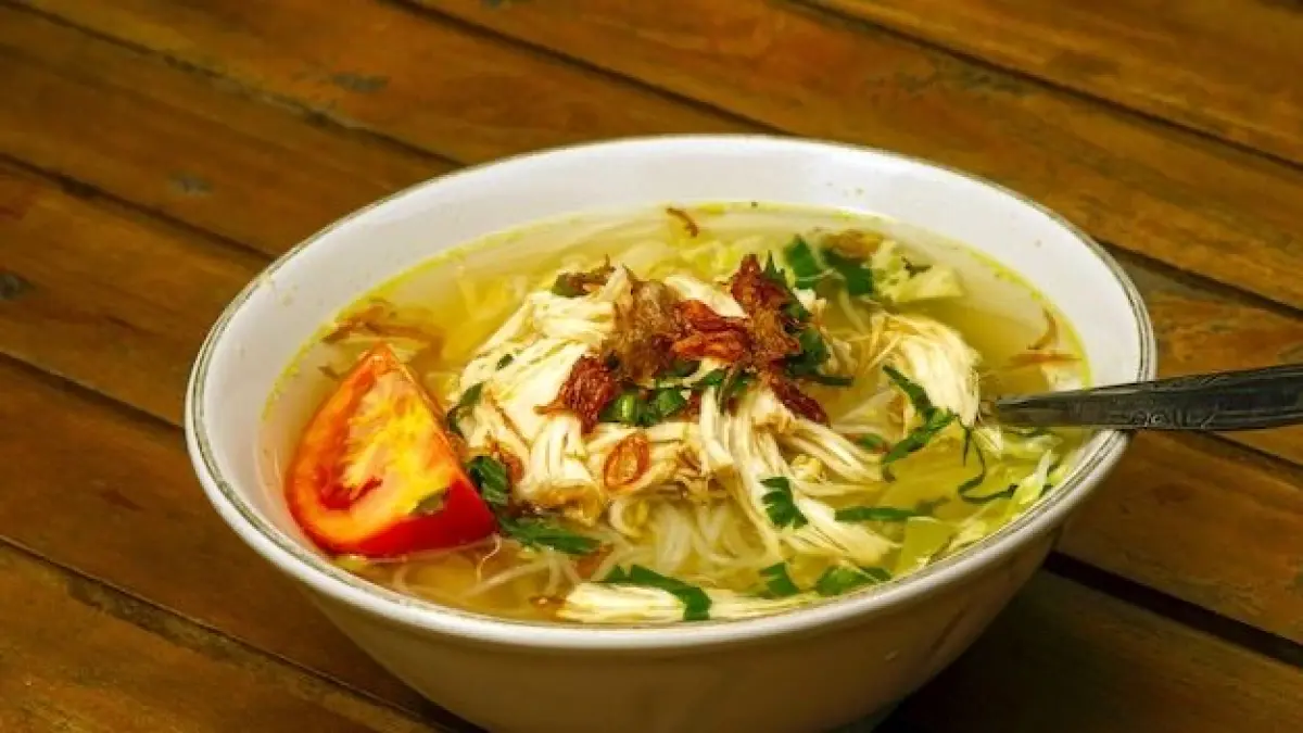 Resep soto ayam kampung Lamongan asli dengan kuah gurih berempah dan koya khas. Lengkap dengan pelengkap kentang, telur, kol, dan jeruk nipis.