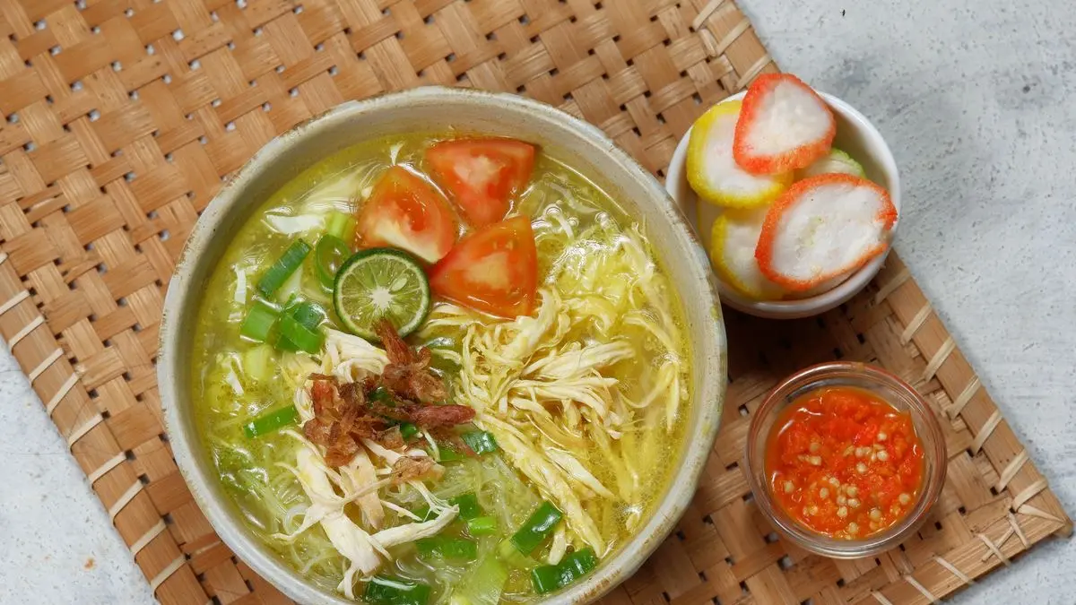 Resep soto ayam kampung Lamongan dengan koya gurih, kuah segar, dan bumbu rempah khas. Cocok dinikmati saat cuaca panas maupun hujan.
