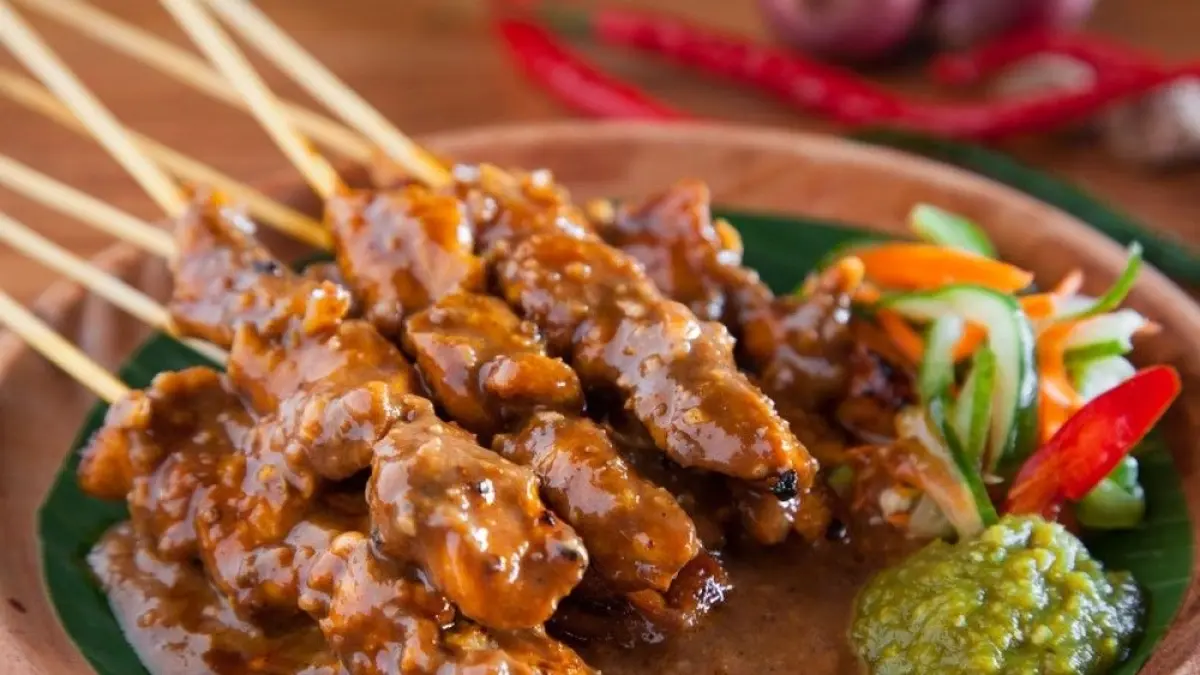 Sate Kambing Muda Tari Roso Sleman menawarkan sate klatak, tongseng, tengkleng, dan gulai campur mulai Rp7.000 dengan daging kambing muda.
