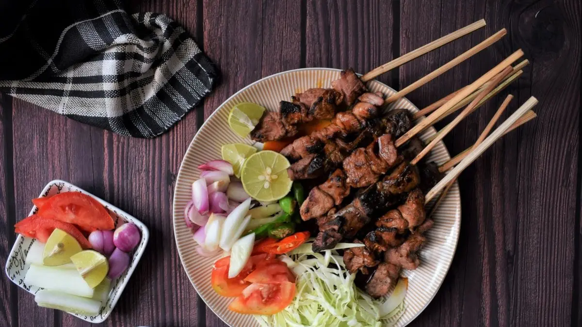 Sate Kambing Muda Tari Roso Sleman menawarkan sate klatak, tongseng, tengkleng, hingga gulai campur mulai Rp7.000 dengan daging kambing muda.
