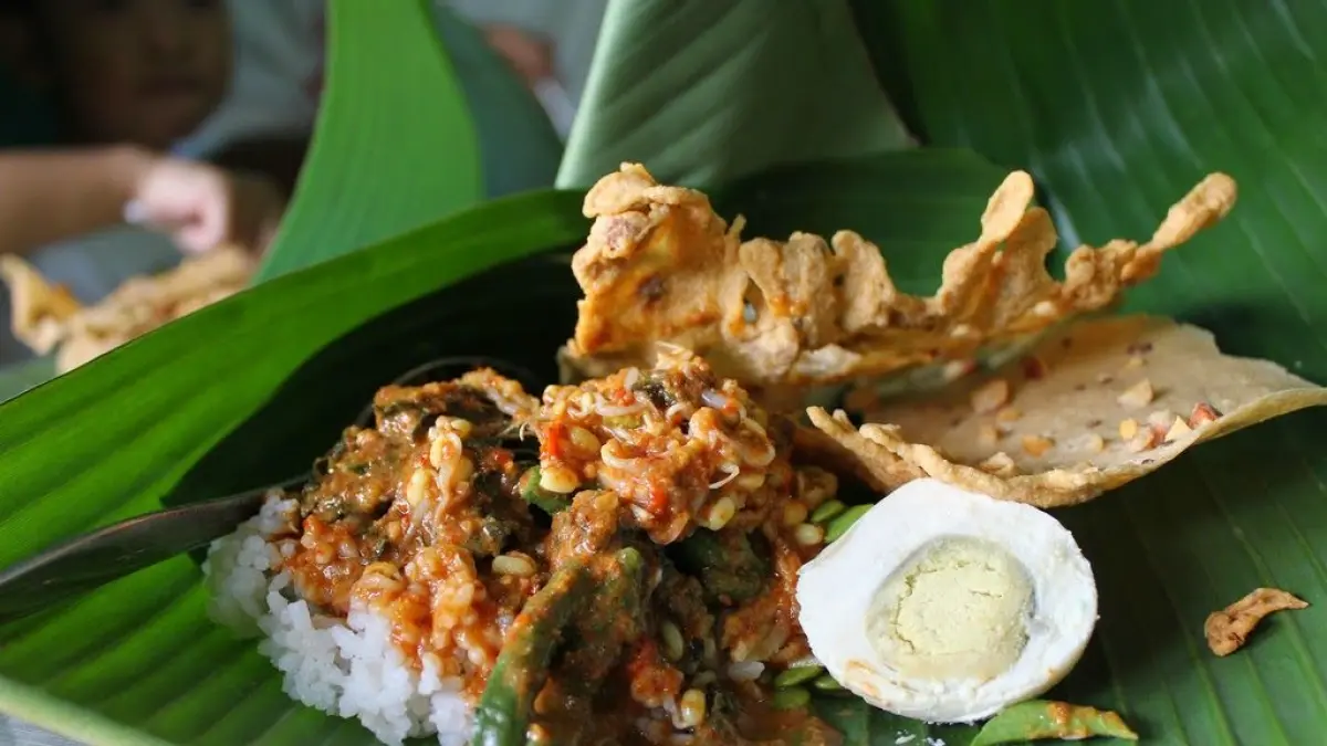 Sego Pecel Lesehan Bu Tuti Tuban menawarkan nasi pecel dengan lauk seafood lengkap mulai Rp7.000. Kuliner malam ini ramai dikunjungi pelanggan setiap hari.