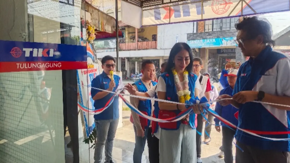 Simbolis pemotongan pita sebagai peresmian agen utama TIKI Tulungagung oleh Direktur Utama TIKI, Ibu Yulina Hastuti, pada Minggu (26/7/2026).(DHIYAH AYU/RATU)