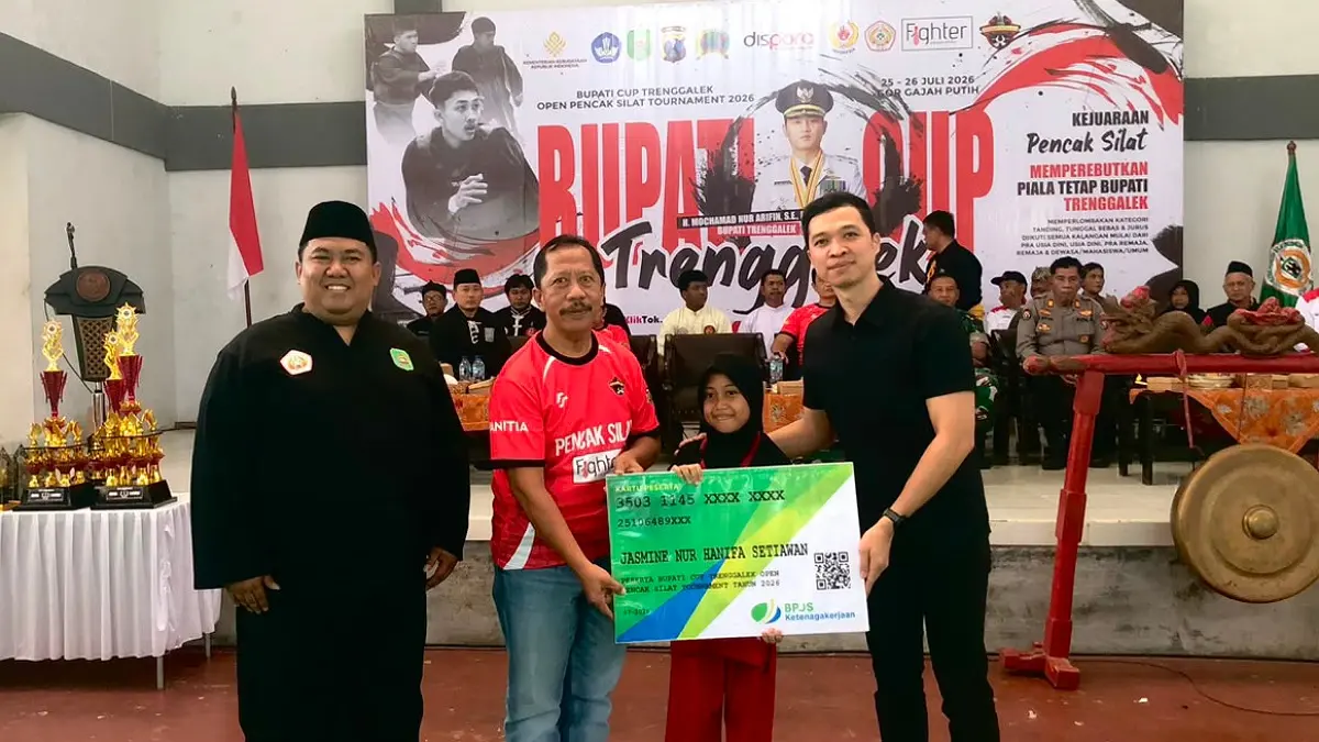 BPJS Ketenagakerjaan Trenggalek menyerahkan secara simbolis kartu kepesertaan kepada 273 atlet pencak silat di Bupati Cup Trenggalek Open Pencak Silat Tournament Tahun 2026. (DOK. BPJS KETENAGAKERJAAN)