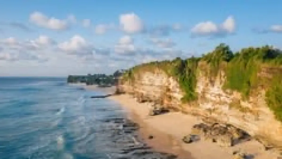 Pantai Dreamland Bali menawarkan pasir putih, ombak eksotis, spot surfing, serta sunset memukau. Simak rute, tiket masuk, fasilitas, dan tips berkunjung.