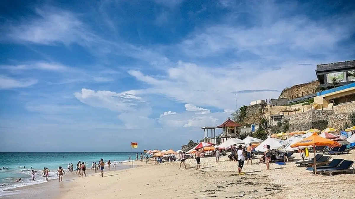Pantai Dreamland Bali menawarkan tiket masuk murah, pasir putih, ombak besar, dan panorama sunset yang memikat. Simak rute, fasilitas, serta daya tariknya.