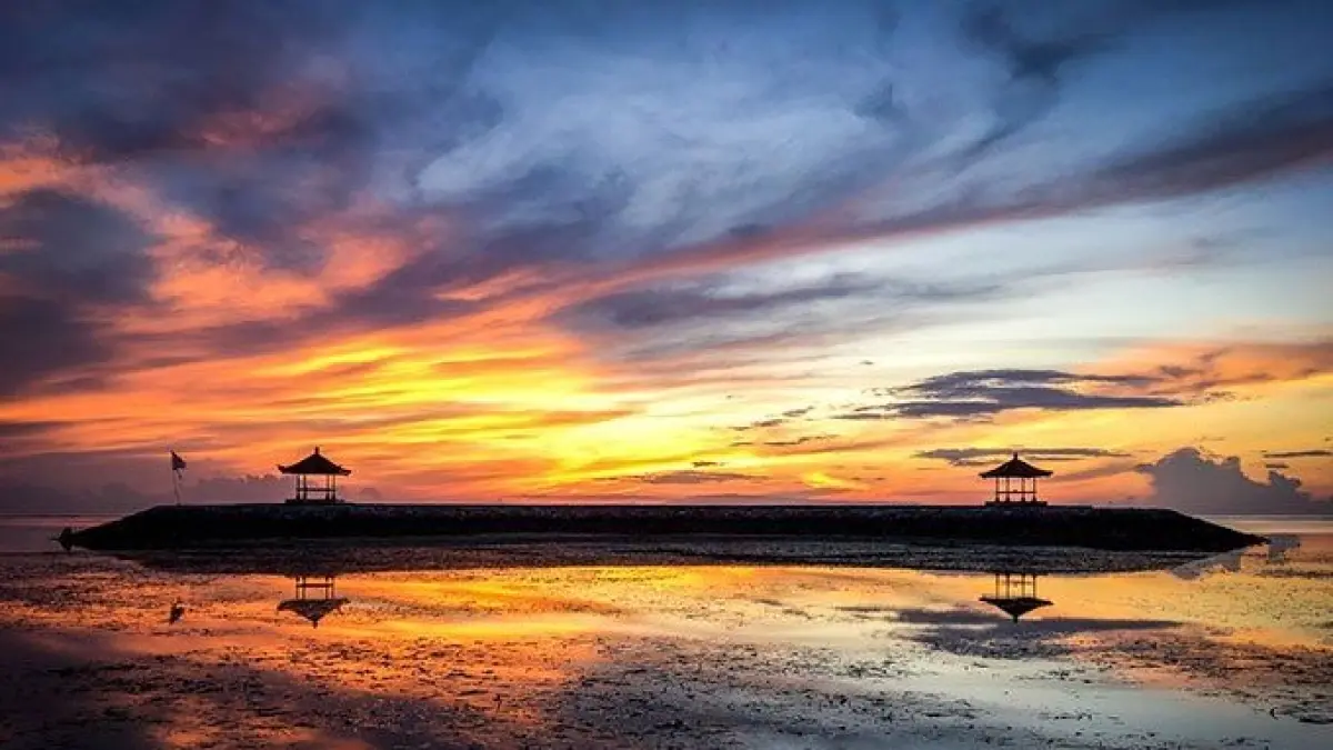 Pantai Sanur Bali kini makin nyaman untuk wisata keluarga dengan jalur sepeda 7 km, sewa sepeda Rp20.000 per 2 jam, dan parkir motor hanya Rp2.000.