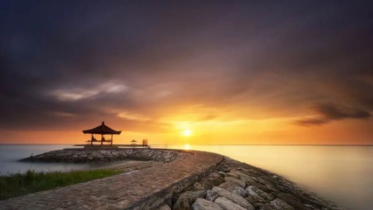 Pantai Sanur Bali menawarkan jalur sepeda 7 kilometer dengan tarif sewa hanya Rp20.000 selama dua jam. Cocok untuk liburan keluarga menikmati pantai dan kuliner.